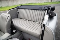 後席は左右一体型のベンチタイプ。写真のとおり座面が高いので乗車時には腰から上がむき出しになり、自然と祝賀パレードのような雰囲気となる。