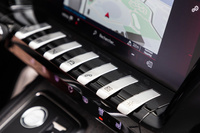 ピアノの鍵盤を思わせるセンタークラスターのスイッチ。
	ほった：「こんなデザイン、日本人もドイツ人もアメリカ人も思いつきませんよ」