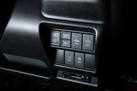 ダッシュボードの右端に備えられた、運転支援システムなどの操作スイッチ。「スティングレー」では、赤外線レーザーと単眼カメラをセンサーに用いた「デュアルセンサーブレーキサポート」が、「ハイブリッドX」「ハイブリッドT」に標準装備、「L」にオプション設定される。