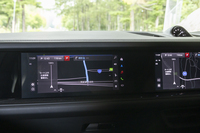 パッセンジャーディスプレイは20万5000円のオプション。ドライバーから見えないように視野角が狭められているため、撮影に難儀した。