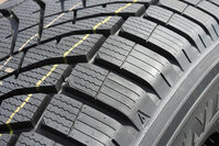 テストコースではやや剛性が不足して感じられた「シンクロウェザー」だが、技術的にはサイプが多くても剛性を確保するための工夫がなされている。サイド側にいくにつれて、サイプの量を減らしたり、溝を浅くしたり、はたまたサイプのデザイン自体を変えたりして、ショルダー部のブロック剛性の低下を抑えているのだ。