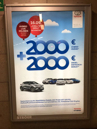 ドイツの駅におけるトヨタの広告。フランクフルトで2017年に撮影。