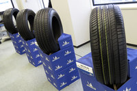 発表会場に展示されていた「プライマシー」シリーズの歴代製品。左奥から、第1世代の「パイロットプライマシー」、第2世代の「プライマシーHP」と「プライマシーLC」、第3世代の「プライマシー3」。