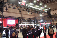 世界的なカスタマイズカーの祭典である東京オートサロンだが、今や自動車メーカーやインポーターの出展も珍しくない。写真はトヨタブース。