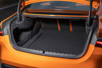 第一級のスポーツカーに比肩するパフォーマンスを備えながら、適度な“日常性”も持ち合わせている「M4」。乗車定員は4人で、トランクルームには440リッターの容量を確保している。