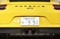 マフラーはセンター2本出しレイアウトを採用。リアエプロン部分には、ポリウレタンなどの軽量素材が用いられており、従来型よりも20％の軽量化を実現している。