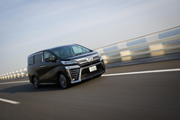 新しいパワープラントの採用により、3.5リッターモデルの燃費はこれまでの9.1～9.5km/リッターから10.4～10.8km/リッターに向上している。