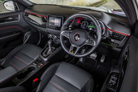 ドアとダッシュボードにカーボン調パネルが組み込まれ、インパネ上部に赤いアクセントラインが入る「アルカナR.S.ライン マイルドハイブリッド」のインテリア。レザーステアリングホイールにはヒーターが標準で装備される。