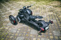 「ライカー」の車両重量は270～285kg。軽いものでも400kgを超える「スパイダー」シリーズのモデルより、はるかに軽量にできている。