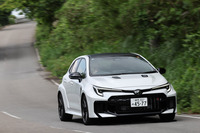 リアホイールハウス間や床下トンネル、燃料タンク前の床下など計4カ所にブレースを追加。強化されたシャシーが、ハードなスポーツ走行を支える。