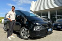 「スーペルアウト」は、1990年代からシエナでヒョンデを取り扱う地域ディーラー。セールス担当のマッティア・ラッザリ氏（写真）は、「『スターリア』に関心をもつお客さまは、観光ハイヤーの個人ドライバー、もしくは大家族の方です」と語る。