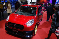 ダイハツのコンセプトカー「SPORZAブーン シルク」。かつての「シャレード デ・トマソ」や「ミラTR-XXアヴァンツァート」などを彷彿（ほうふつ）とさせる。