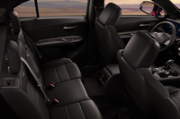 「キャデラックXT4」のインテリア。リアルカーボンを採用したドアトリムなどで高級感と本物感を演出している。