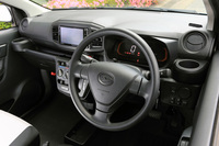 「L“SA III”」のインストゥルメントパネルまわり。「G“SA III”」や「X“SA III”」などの上級グレードに対し、モノトーンのダッシュボードやアンバー照明のメーター、メッキ装飾のないステアリングホイールなどが大きな違いとなっている。