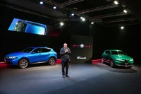 「トナーレ」を紹介する、アルファ・ロメオのジャン＝フィリップ・アンパラトCEO。かつてオートモビル・プジョーのCEOを務めていた人物だ。