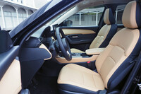 シートの設計やハンドル、ペダルの位置などが吟味された自然なドライビングポジションは、初代「CX-5」を起源とするSKYACTIV世代のマツダ車に共通する美点だ。