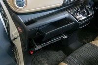 車検証ケースを別に収納したことで、上下2段のグローブボックスが自由に使える。上側はボックスティッシュがぴったりと収まるサイズ。