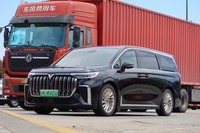 上海ではラグジュアリーミニバン市場が拡大中。郊外へ行くためにチャーターした車両は東風汽車の「Voyah Dreamer」で、これまた緑ナンバーを付けたBEVミニバンだった。