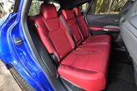フロントシートの薄型化によって先代モデルよりも後席の足元空間が広くなった。後席用にもヒーターとベンチレーションを完備する。