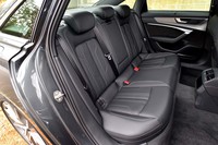 全長4950mm、ホイールベース2925mmの立派な体格を誇るだけあって、後席の足元空間はご覧の通りの広さ。