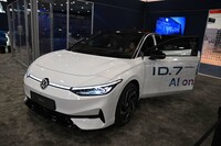 フォルクスワーゲンはEV「ID.7」に対話型のAIアシスタントを搭載。セレンスの音声認識技術を使って、ChatGPTと対話を成立させるという。