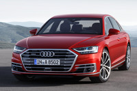 現行世代のアウディの話となると、避けて通れないのがやはりこの顔。現行型「A8」だと、顔の半分ぐらいがグリルで占められている。