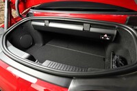 トランク容量はルーフオープン時が213リッターでクローズ時が240リッター。