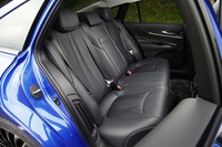 後席中央席の足元には大きなセンタートンネルが通る。一方、前後のカップルディスタンスは先代よりも拡大した。