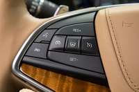 スーパークルーズは、ステアリングホイールの左スポークにあるボタン（中央のステアリングマークが付いたもの）を押すと作動する。