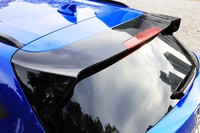 リアエンドには、ブラックの大型テールゲートスポイラーが装着される。