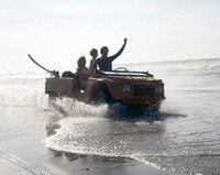 ビーチで自由を謳歌（おうか）する家族。1970年のイタリア版広告から。