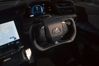 ステアバイワイヤ搭載車専用のヨーク型ステアリング。試しに触ってみると、持ち変えることなくロックトゥロックまで回せた。