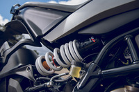 リアサスペンションは、シート下から車体の右横へとマウント位置を変更。ホイールのストローク量は前後ともに150mmとなっている。