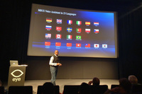 「MBUX」は現時点で世界23カ国の言語に対応しているという。写真は同システムについて説明するダイムラーのGeorges Massing氏。（写真＝藤野太一）