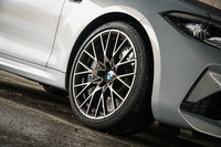 19インチ鍛造アルミホイールが新デザインとされたほか、ブレーキローターも大径化されている。