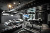 ショールームからは「AMG ONE」の最新情報が発信されるほか、車両説明用の映像が流され“公道走行可能なF1マシン”のパフォーマンスを知ることができる。