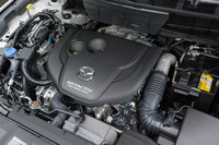 “マツダが理想とする走る楽しさと安全性の両立”を（ミニバンでは成し得ない）大きな目標として開発された「CX-8」。発売当初はクリーンディーゼル車（写真）のみで、のちにガソリンエンジン車が追加された。