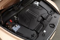 パワーユニットの設定は、今のところ4リッターV8ターボエンジンのみ。3リッターV6ターボ＋モーターのハイブリッドや、6リッターW12ターボなどは用意されない。