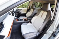 「アドベンチャー」グレードのスポーツシート。シートカラーは写真の「オーキッド」のほか、ブラックが選べる。