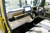 インテリアについては、水平基調のダッシュボードを中心にデザインを刷新。ホンダの軽自動車として初めて7インチTFT液晶メーターが採用された。