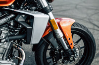 フロントサスペンションは、「X350」（写真）がφ41mm、「X500」がφ50mmの伸側減衰力調整機能付き倒立フォーク。リアサスペンションは両車ともに、コイルスプリングとプリロードおよび伸側減衰力の調整が可能なモノショックである。