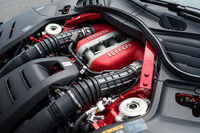 エンジンには「エンツォ」からの流れをくむF140系の6.5リッターV12を採用。前軸へ駆動力を伝えるトランスファーはエンジンの前方に備わっており、そのぶんエンジンを後ろ寄りに、バルクヘッドにめり込むように積むことができた。