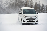 ハンドリング路では、世界の各地域で販売されるタイヤの比較試走も行われた。