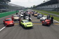 サーキット走行の後はコースで記念撮影。筆者の帯同するオーナーの「ランボルギーニ・ミウラ」は、幸運にも最前列中央という特等席に据えられた。