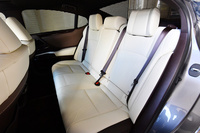 
	後席の広さは、「ES」のセリングポイントのひとつ。“バージョンL”（写真）には、左右席のリクライニング機能が備わる。
	