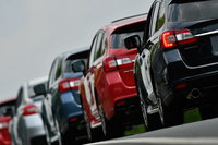 テストコースのスタート地点にて市場開始を待つ、「WRX S4」と「レヴォーグ」の改良モデル。