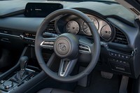 ステアリングホイールやインパネ、シフトセレクターまわりに配されたスイッチ類の操作感は「ライブリーフィーリング」で統一されている。