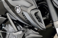 エアスクープを飾るヤマハのエンブレムと「MT-07」のロゴ。MT-07は兄貴分の「MT-09」以上に、エンジンやシャシーを共有する兄弟車、派生モデルを数多く輩出することになった。