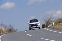 四輪駆動システム「S-AWC」の性能強化も図られており、主に滑りやすい路面の走破性が向上。前後モーターのトルク配分や、「アクティブヨーコントロール」の作法も見直され、圧雪路での定常円旋回性能が約30％向上したという。