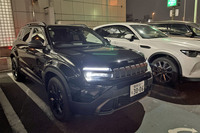 「アベンジャー4xeハイブリッド」のボディーサイズは全長×全幅×全高＝4120×1775×1600mm、ホイールベースは2560mm。ジープブランドのなかで最もコンパクトなモデルというポジションは変わらない。